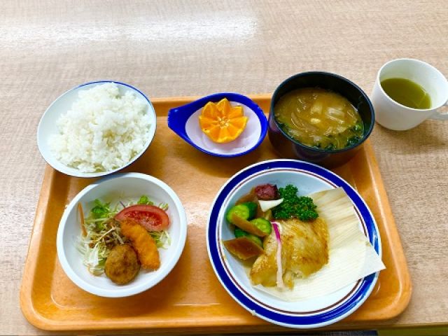 従業員食堂では定食や麺類が選べる
朝にパンかご飯を選べるのも個人的にはおすすめポイントです